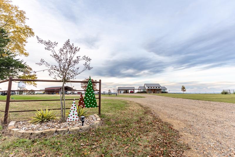 Outdoor farmhouse Christmas decorations